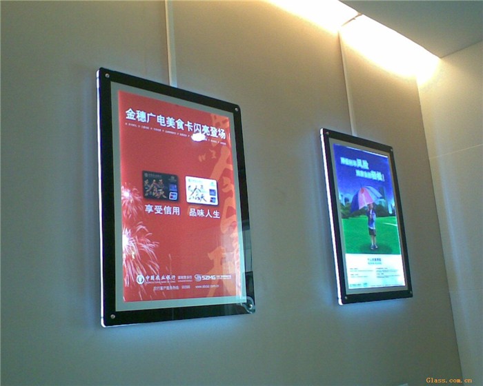 常备规格:A1(70.2*94.9CM),A2(51*68.4CM),A3(39.8*52.1CM),A4(28.1*36.8CM) 特殊规格:需订做,最大可做160*120CM; 产品描述:1)优质亚克力板+LED灯+优质导光板; 2)导光板厚度:5mm,6mm,8MM;面板厚度:3MM。 3)简易开启,快捷换画,可悬挂,可靠墙。 适用范围: 1)展厅:产品的展览展示及介绍推广; 2)餐厅:新菜式的介绍,菜单,店面装饰; 3)商场:产品的推广,广告; 4)地铁站:广告; 5)家居:家居布置,置放婚纱照,