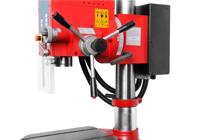 随机附件 Standard attachment: 16毫米钻夹头扳手套件¢16mm Drill chuck Wrench set 特点 Features: 钻攻功能 Drilling tapping function 无刷直流电机Brushless DC motor 触摸式开关 Touching switch 主轴转速与进给量数显可读Spindle speed and feed rate-readable digital display 主轴转速无极可变Variable Spindle Speed 横(