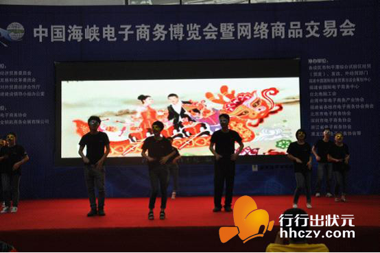 众事达员工激情表演,迎来众多客商前来驻足观赏