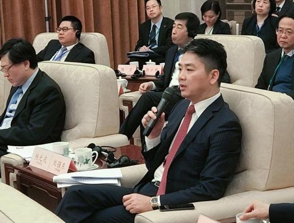 刘强东出席中美企业家对话会 计划扶持美国中