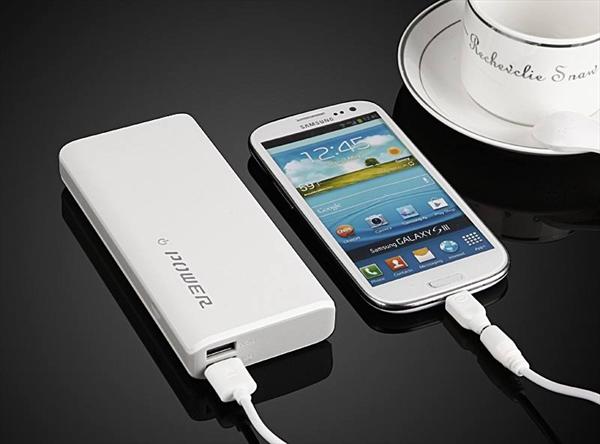 手机充电宝的使用方法_充电宝给手机充电很慢_充电宝怎么给手机充电