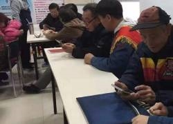 用现金交医保遭拒！老年人“数字鸿沟”如何化解？